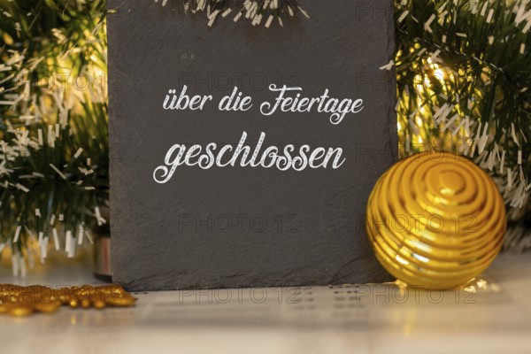 Board with the inscription CLOSED OVER THE HOLIDAYS on a calendar (symbolic image of company