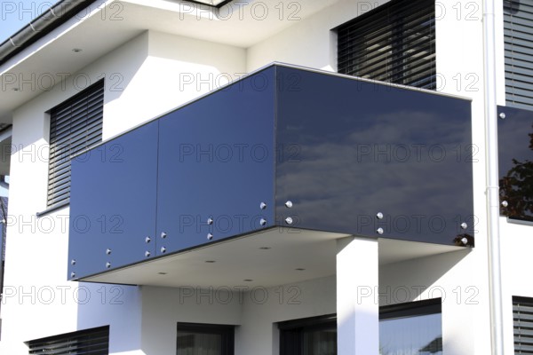 Black balcony railing made of glass and stainless steel