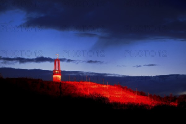 Artwork Illuminated at night with red illuminated slagheap Rheinpreussen by Otto Piene, Moers, Ruhr