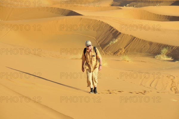Man (50-55), desert trekking, Erg Chebbi, Morocco, Africa