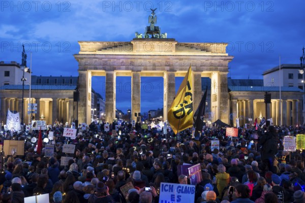 Overview of the demonstration in front of the Brandenburg Tor under the motto Sea of lights against