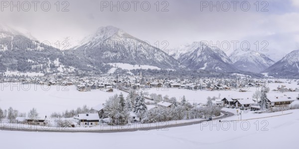 Lorettowiesen, Oberstdorf, behind it Schattenberg, 1845m, and Riffenkopf, 1748m, Allgäu Alps,