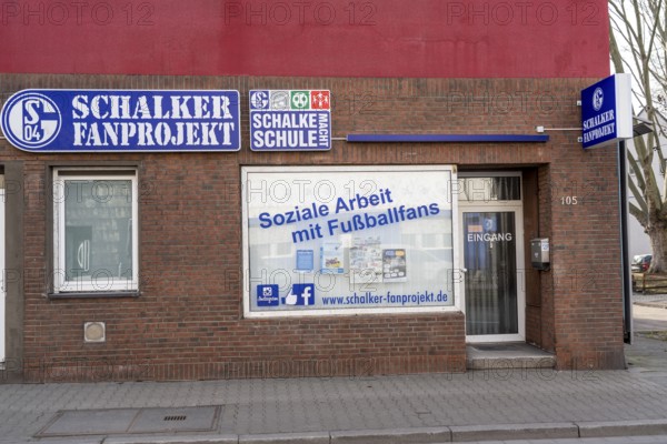 The Schalker Mile, Mile of Tradition, Kurt-Schumacher-Straße in Gelsenkirchen-Schalke, Schalker Fan