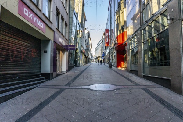Deserted city centre, pedestrian zone, Limbecker Straße, effects of the corona crisis in Germany,