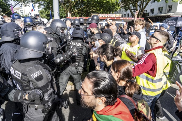 Riots in the run-up to the AFD party conference in Essen, demonstrators try to prevent AFD
