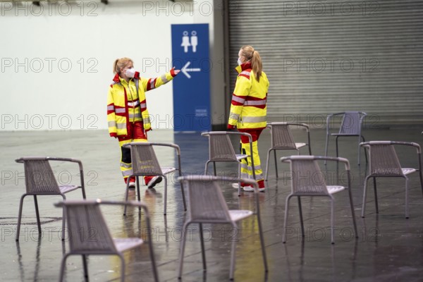Helpers at the test run in the vaccination centre for the corona vaccinations, in a hall at Messe