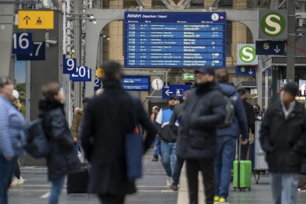 Station concourse, display board, timetable, travellers in the main station of Frankfurt am Main,