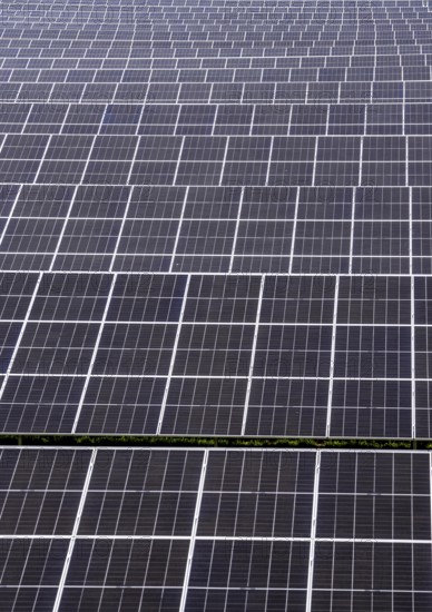 Solar park near Neukirchen-Vluyn, along the A40 motorway, over 10, 000 solar modules spread over 4
