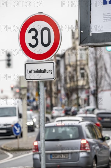 30 km/h zone on Herner Straße in Bochum Riemke to keep the air clean, ban on lorries driving