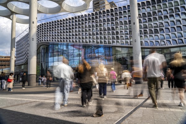 Station forecourt of Utrecht Centraal station, people on their way to and from the station, Hoog