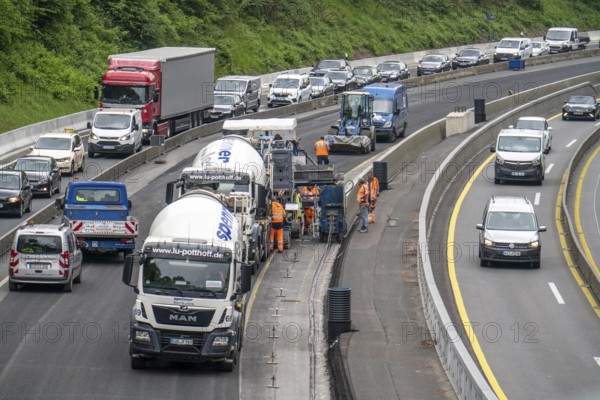 Motorway construction site on the A52 in Essen, basic renovation of the two carriageways in both
