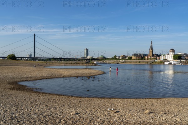 Rhine near Düsseldorf, extremely low water, Rhine level at 81 cm, tendency falling, after a long