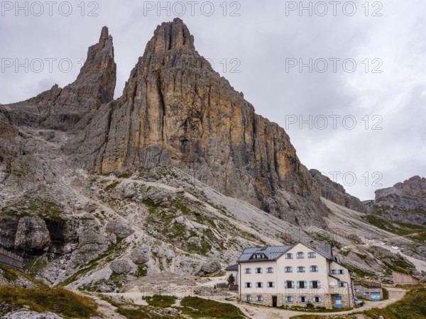 Vajolet hut, above the Vajolet towers, rose garden, Dolomites, South Tyrol, Italy, Europe