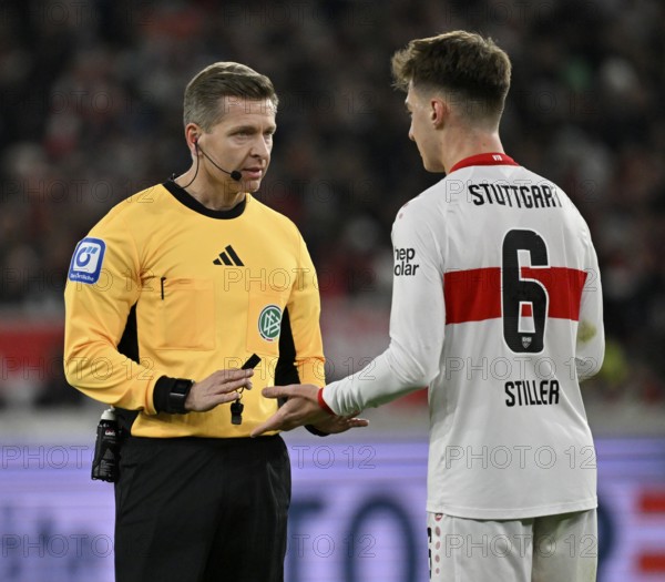 Referee Tobias Welz in discussion with Angelo Stiller VfB Stuttgart (06) Gesture Gesture MHPArena,
