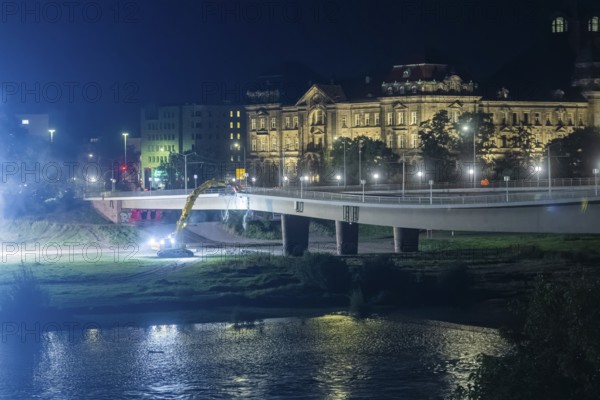 In the early hours of the morning, a section of the Carola Bridge collapsed for unknown reasons.