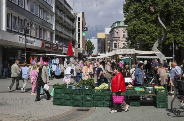 Bottrop, North Rhine-Westphalia, Germany, Many people on market day in the city centre, in the