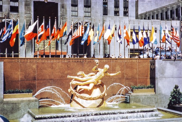Bronze sculpture of Prometheus by Paul Manship 1934, Rockefeller Plaza, Rockefeller Center, New