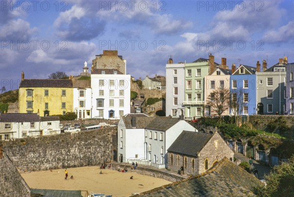 Gebäude rund um den Hafen, Fisherman's Chapel, Tenby, Pembrokeshire, Wales, UK Mai 1970