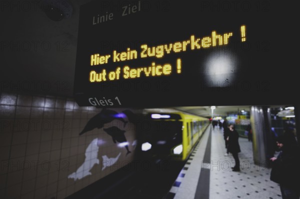 Underground line 9 runs at Zoologischer Garten despite the display 'No train service here! Out of