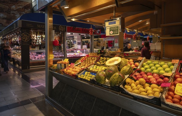 Display, melons, apples, lemons, oranges, kiwi, fruit, fruit handler, interior view, market hall,
