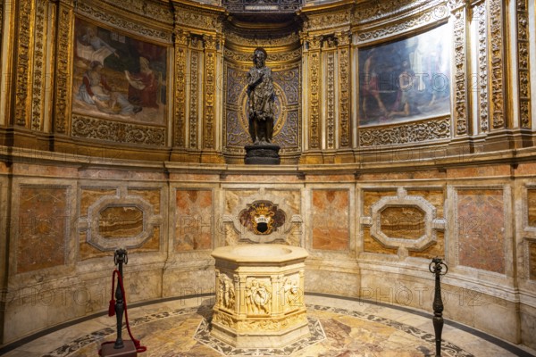 Interior of colorful marble decoration, Siena Cathedral or Cattedrale di Santa Maria Assunta,