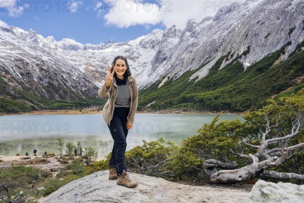 Young woman in front of laguna esmeralda, Laguna Esmeralda, Provinz Tierra del Fuego, Argentina,