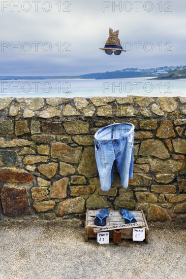 Flying sun hat, straw hat with sunglasses, shorts, flip-flops, invisible man, selfie, street