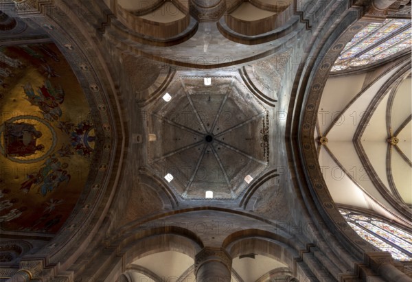 Strasbourg Cathedral, Cath?drale Notre-Dame de Strasbourg, view into the dome of the crossing