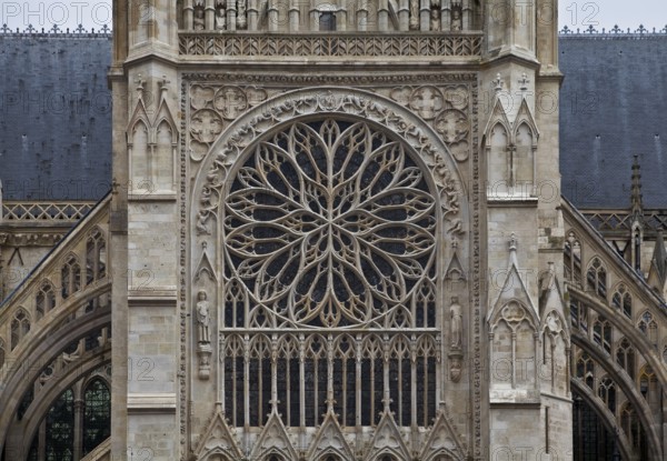 Construction began in 1220, gable of the south transept, upper part with rose window, St., Sankt,