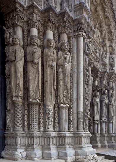 1195-1260 Main construction period, west façade, royal portals 1145-70 with biblical kings, queens,