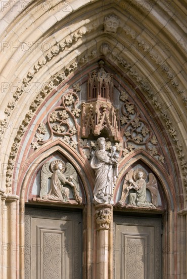 West portal, tympanum with angels and Madonna, St., Sankt, Saint
