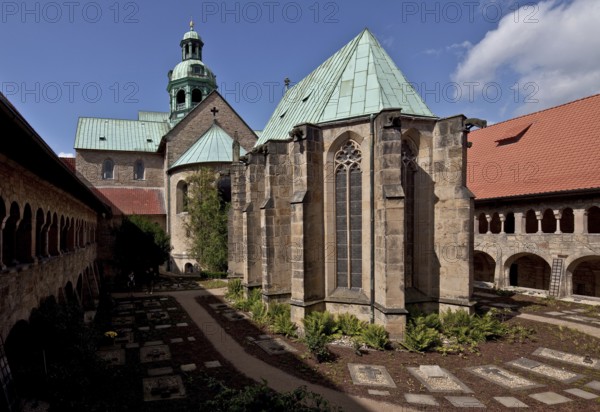 Hildesheim Cathedral 71792 Cloister courtyard from east-south-east with Annenkapelle behind it