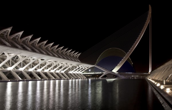 City of Arts and Sciences (cat./val. Ciutat de les Arts i de les Ciències), on the left MUSEO DE