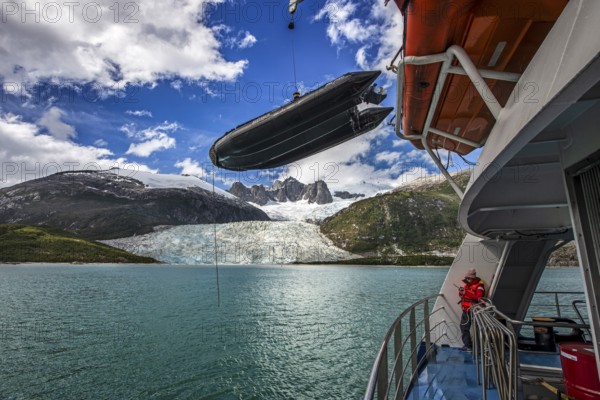 Excursion by Zodiac from the cruise ship Ventus Australis to the Porter Glacier, Cordillera Darwin,