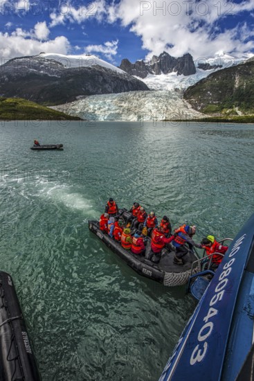 Excursion by Zodiac from the cruise ship Ventus Australis to the Porter Glacier, Cordillera Darwin,