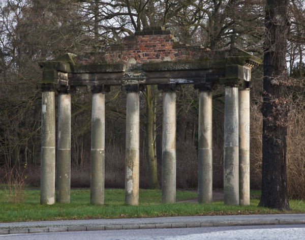 Dessau Roman ruins so-called SEVEN COLUMNS 73269 eight-column temple façade 1782-86 scaled-down