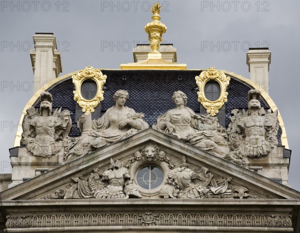 Right-hand risalit, figural pediment and decorative roof