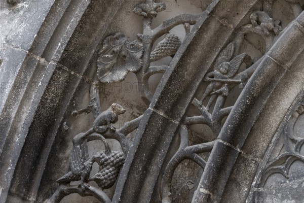 Chaumont, Basilica of St-Jean-Baptiste, portal on the south transept, figurative archivolts, angel
