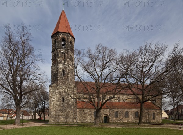 Aken (Elbe) Nikolaikirche Towers and western part of the nave from the south in the core Romanesque