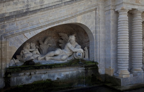 Chantilly, Chateau-de-Chantilly, château park, grotto with water-dispensing reclining figure under