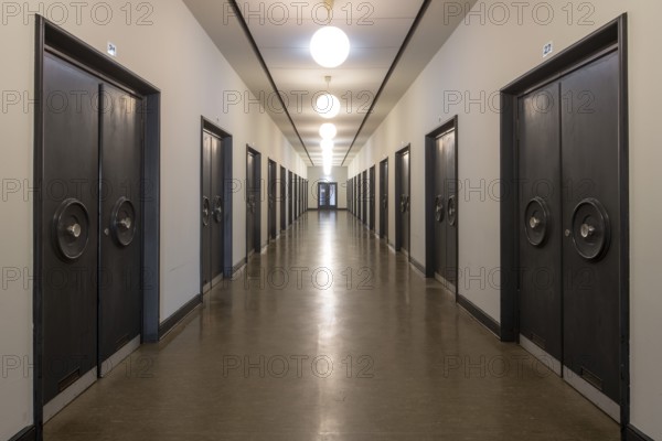 Bochum, central cemetery, connecting building between large and small mourning hall with doors to