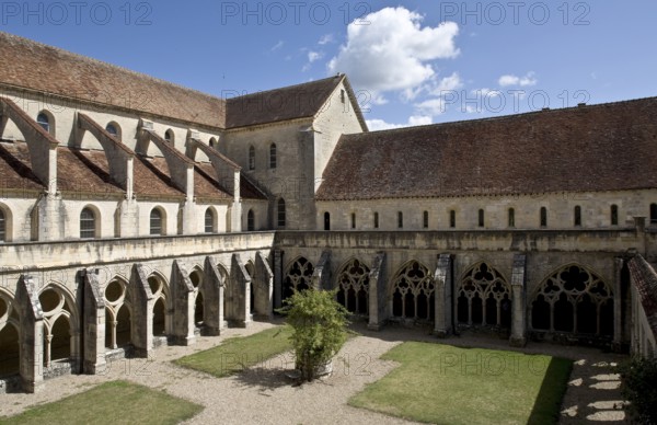 View from the western wing of the cloister to the church, St., Sankt, Saint