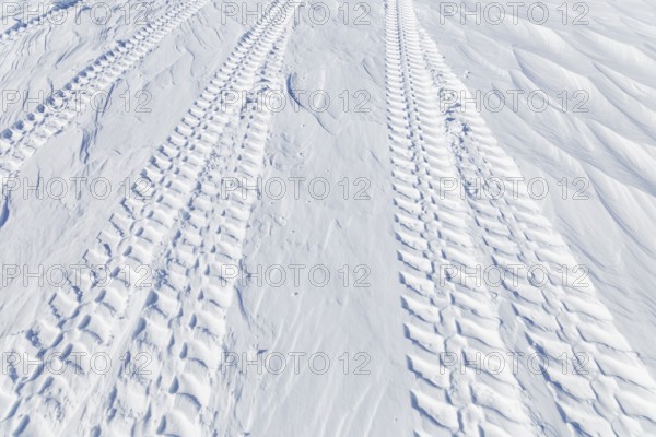 Winter, tire prints in the snow, Saint Lawrence River, Province of Quebec, Canada, North America