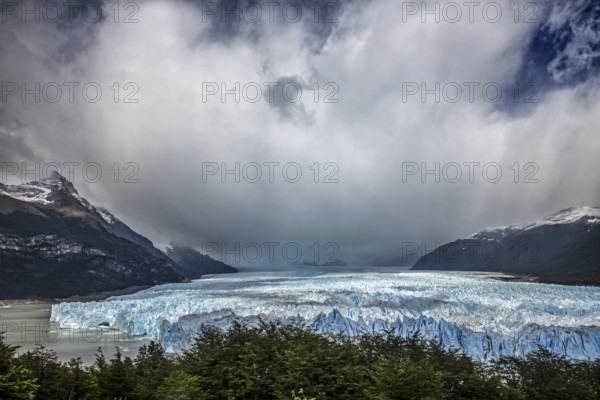 Perito Moreno Glacier, glacier tongue, glacier break, Los Glaciares National Park, Santa Cruz,