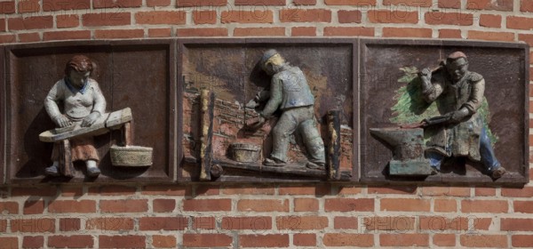 Ceramic relief by Richard Horn, Plätterin Maurer Schmied