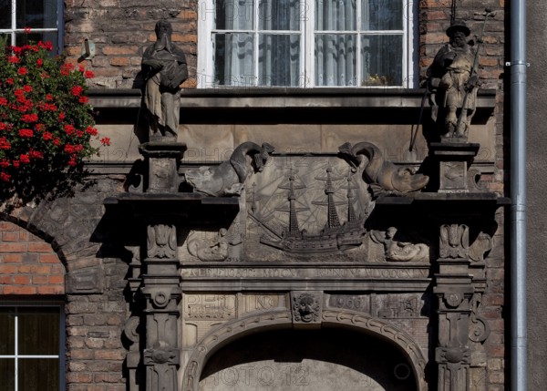 Today ulica Swietego Ducha, house 109, portal from 1605 with reliefs of a locomotive and a steam