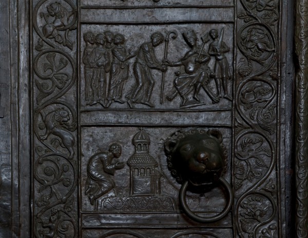 Bronze door from around 1175, top: St Adalbert receiving the crosier, bottom: Prayer at the tomb of