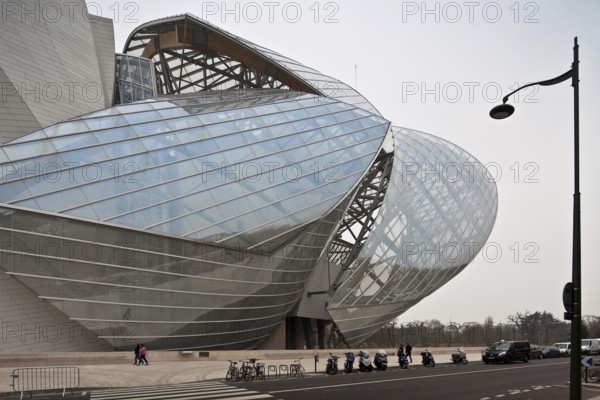 Architect Frank O. Gehry, opened in 2014, eastern section