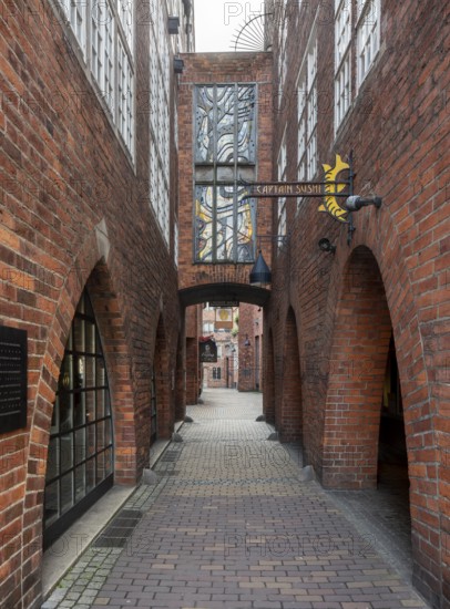 Bremen, Böttcherstraße, Robinson Crusoe House (left) and Atlantis House, connecting bridge