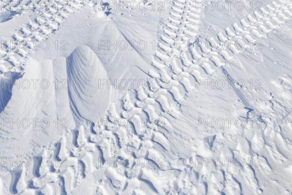 Winter, tire prints in the snow, Saint Lawrence River, Province of Quebec, Canada, North America